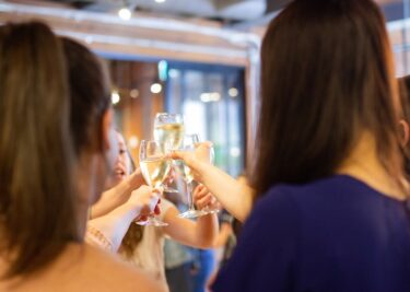 結婚式二次会幹事 乾杯を頼まれたらどうする 乾杯挨拶のコツとは 結婚式二次会幹事 乾杯を頼まれたらどうする 乾杯挨拶のコツとは