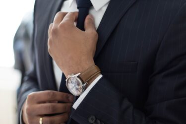 結婚式二次会司会の服装の注意点は 男の人のスーツ 女性のドレスの着こなしチェックも